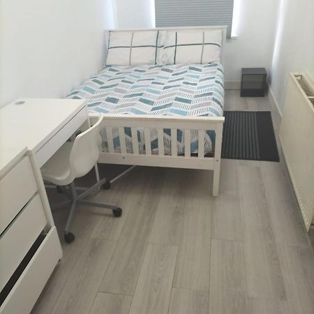 Comfortable Double Bed Located Near City Centre, Suitable For Contractors Health Care Professionals Or Long Business Stays In Coventry Or Delightful Holidays In Coventry Or Within The West Midlands Area Free Wifi Tea And Coffee Provided Exterior photo
